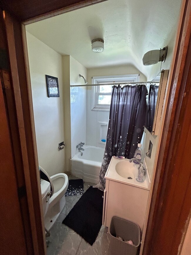 Building Photo - 219 Douglas Ave