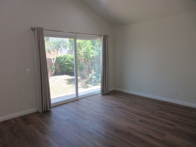 Building Photo - Beautiful updated 1-story home in Northridge