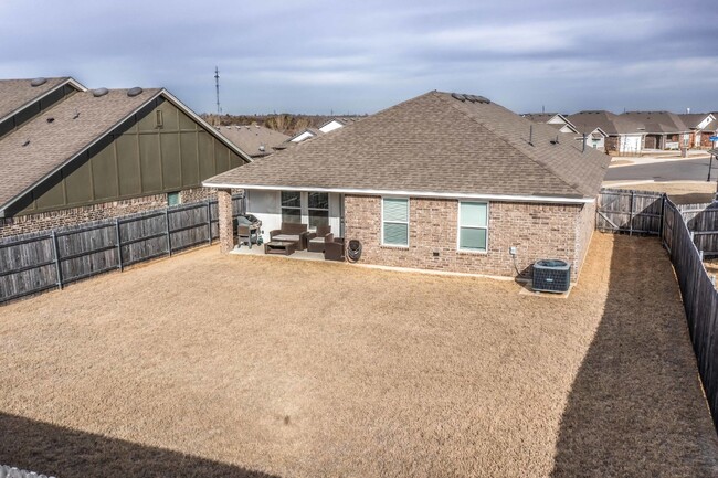 Building Photo - Stunning home in Choctaw