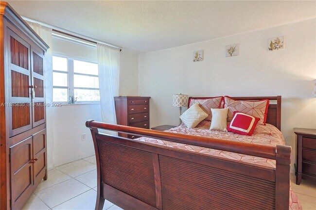 Building Photo - 2999 Point E Dr