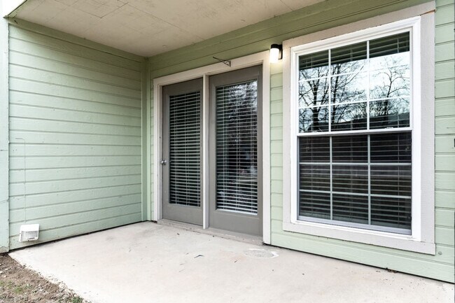 Building Photo - 904 Maplebrook Dr