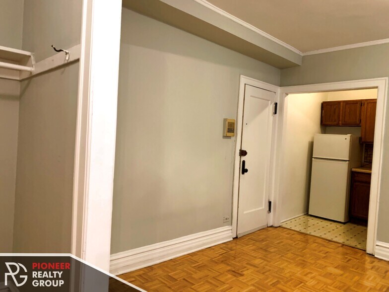 Building Photo - 705 W Belmont Ave