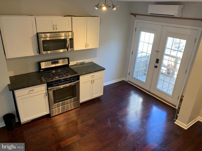 Building Photo - 848 Moyer St