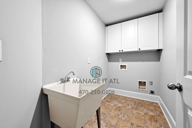 Building Photo - 5 Bedroom House in gated community in Dulu...