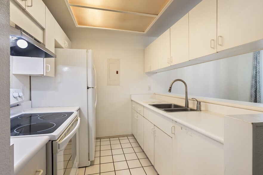 Building Photo - 393 Mananai Pl