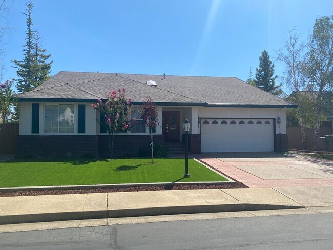 Building Photo - Beautiful Lakefront Home in the Vineyard! 55+ community