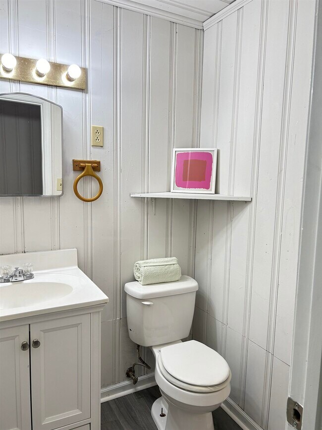 Building Photo - 405 12th Ave S