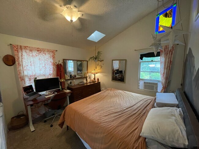 Building Photo - 417 E Magnolia St