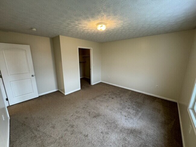 Building Photo - 2 Bedroom Townhome