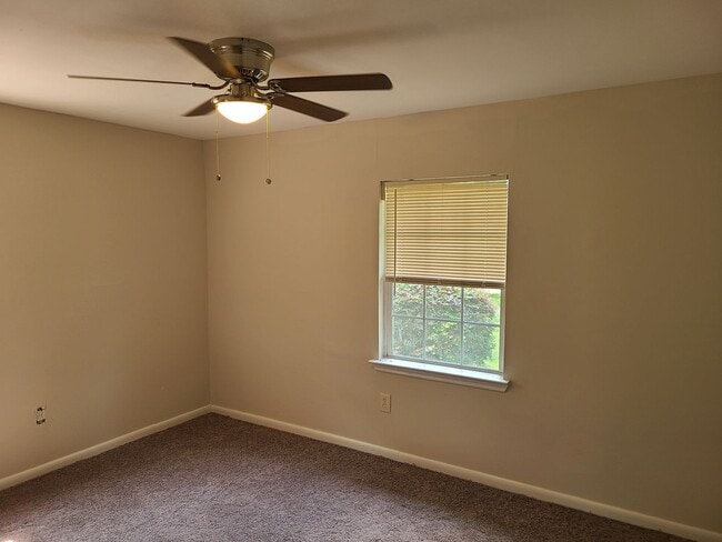 Building Photo - 2112 Melanie Dr