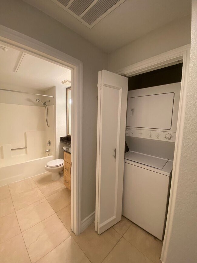 Building Photo - Gorgeous unfurnished 1 bedroom at the fabu...