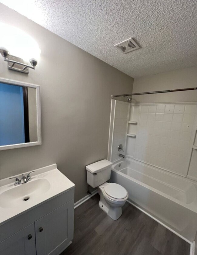 Building Photo - Spacious 2 Bedroom Duplex with Garage and ...