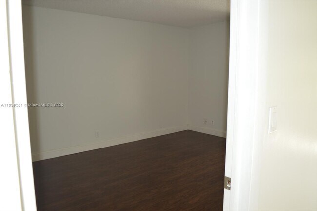 Building Photo - 303 Racquet Club Rd