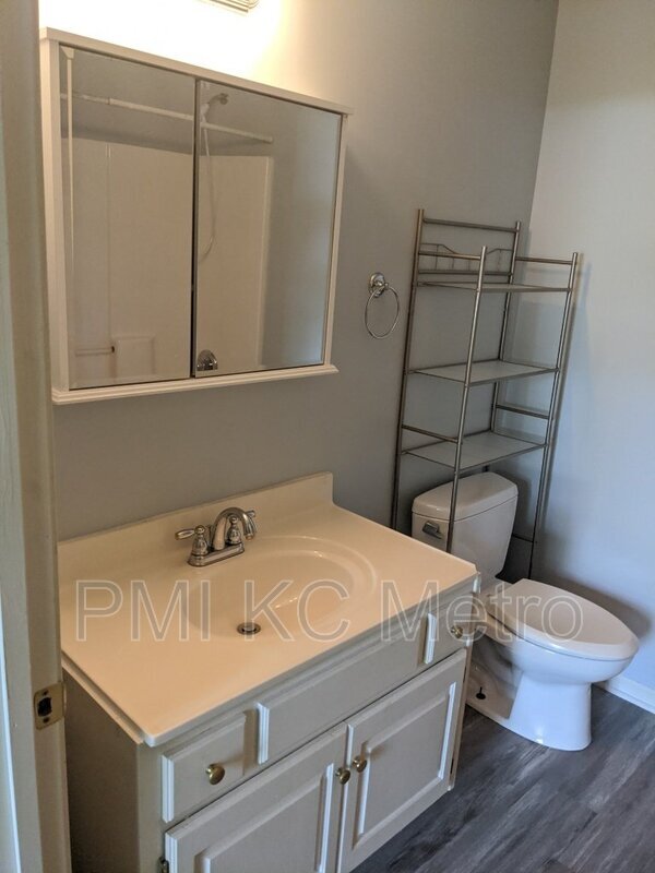 Building Photo - 16008 E T C Lea Rd