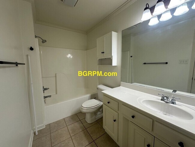 Building Photo - 3 Bed 2 Bath!