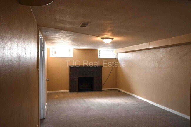 Building Photo - Central Park Home For Rent!
