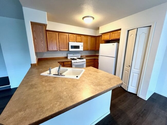 Building Photo - Lovely Single Level 3 Bedroom home in Redmond!