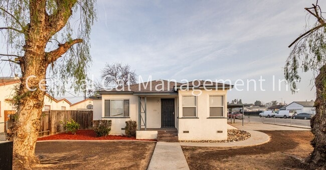 Building Photo - 2 Bedroom, 1 Bath Home - $1595 per month!