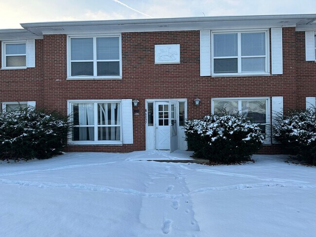 Building Photo - Updated 2 bed 1 bath apartment in the heart of Speedway