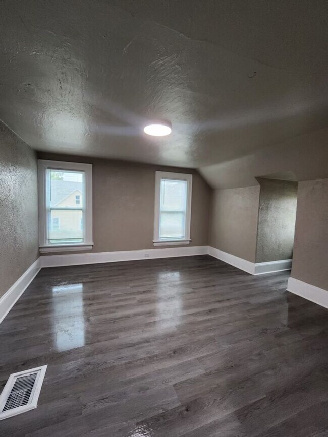 Building Photo - 702 S Commercial St