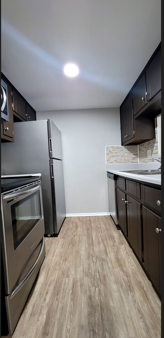 Building Photo - Spacious top floor  2 bedroom 1 bath Apart...