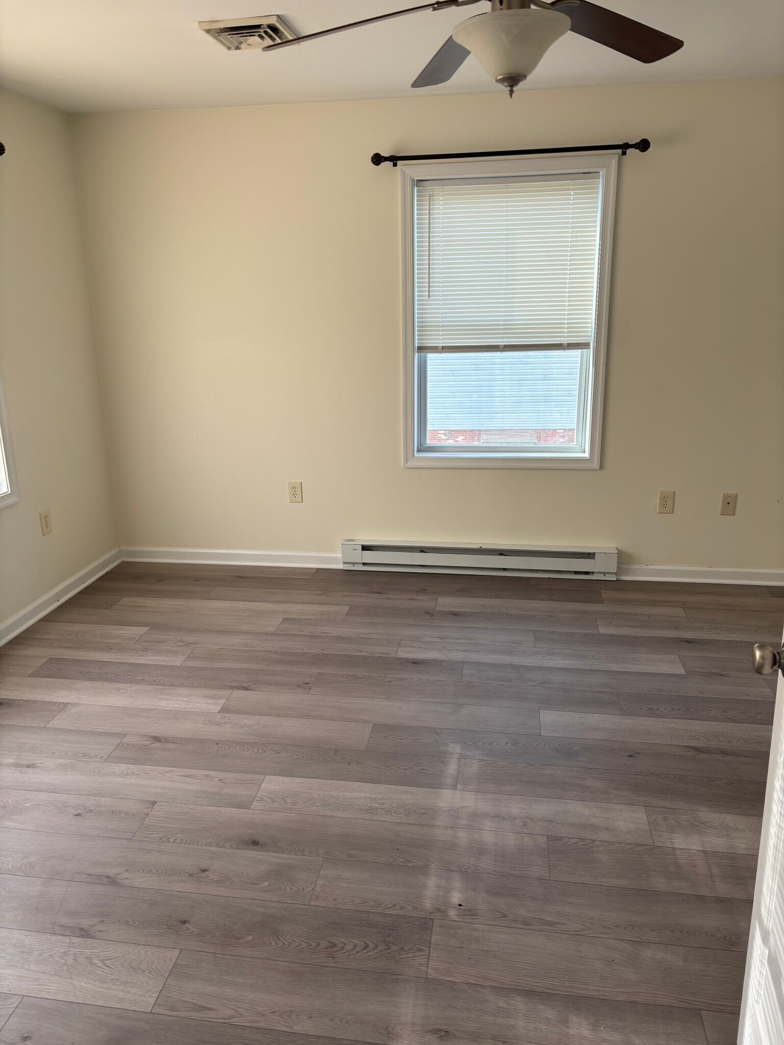 Building Photo - 404 N Enola Dr