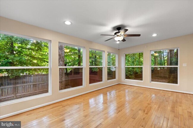 Building Photo - 9472 Lapstrake Ln