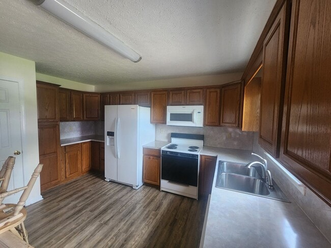 Building Photo - Electric Included! 2 Bed 1.5 Bath Condo!