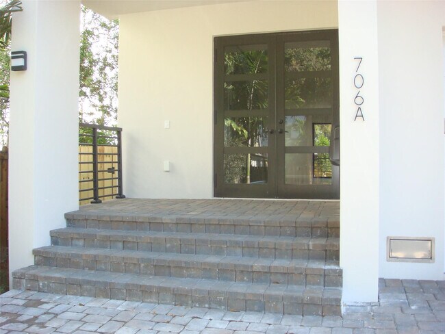 Building Photo - 706 SW 9th Terrace