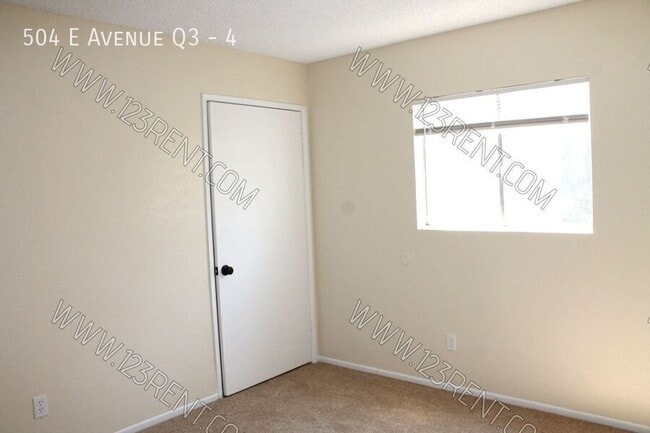 Building Photo - 504 E Ave Q3