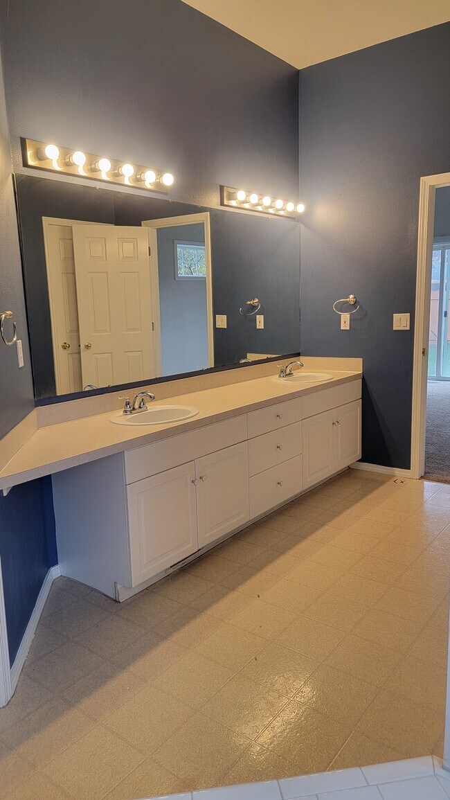 Building Photo - 917 W Greenhead St