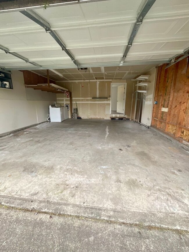 Building Photo - Charming 3 Bedroom Rambler! ~Close to Elementary School~