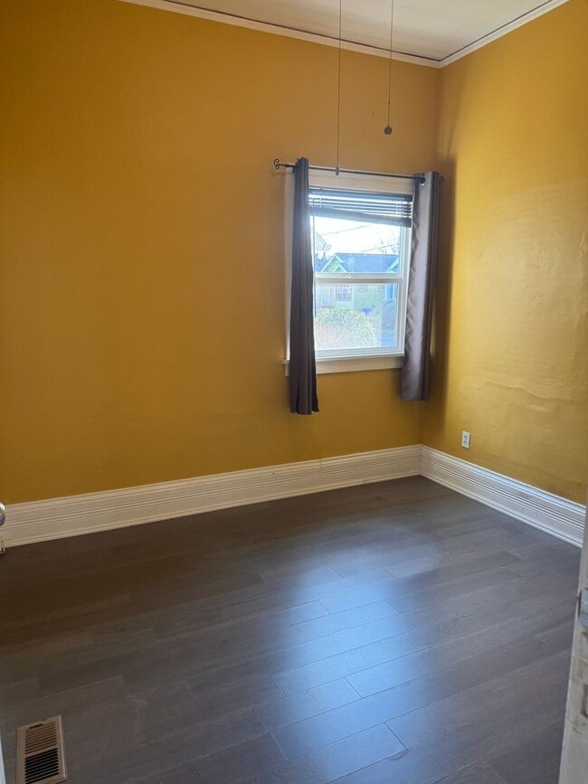 Building Photo - Adorable 1 BD + Loft and Office Bungalow in SE Richmond Neighborhood. ** Central Heat & AC! **