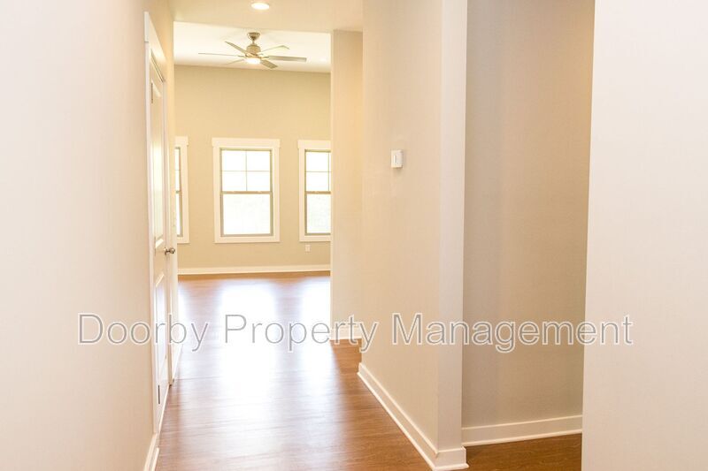 Building Photo - 206 S Aster Ave