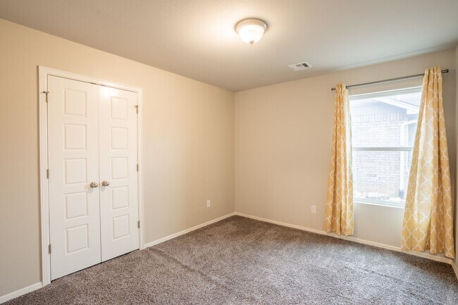 Building Photo - 4 bed/2 bath!