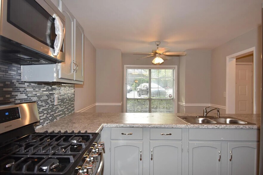 Kitchen - 302 Lenox Way NE