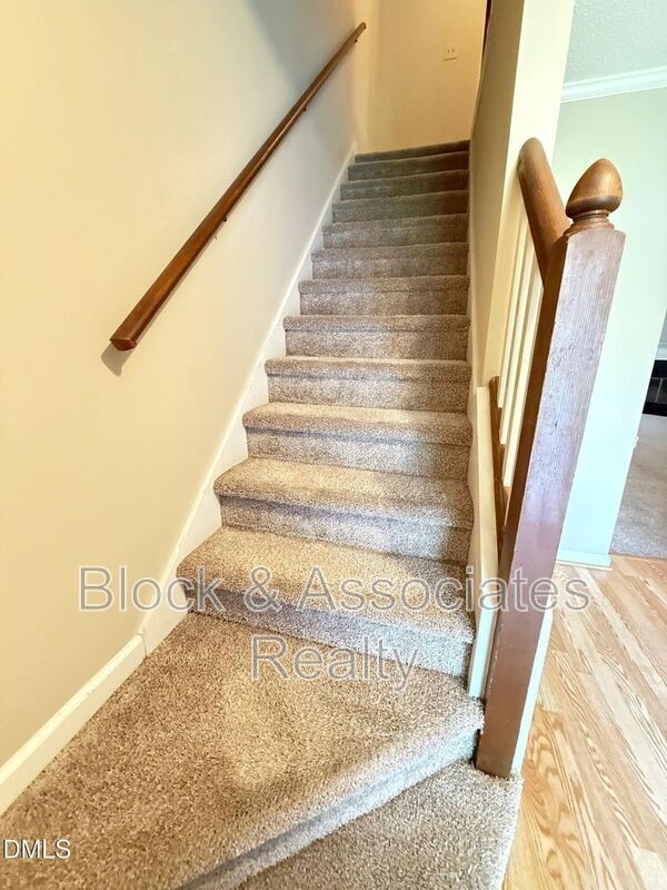 Building Photo - 120 Greenmont Ln