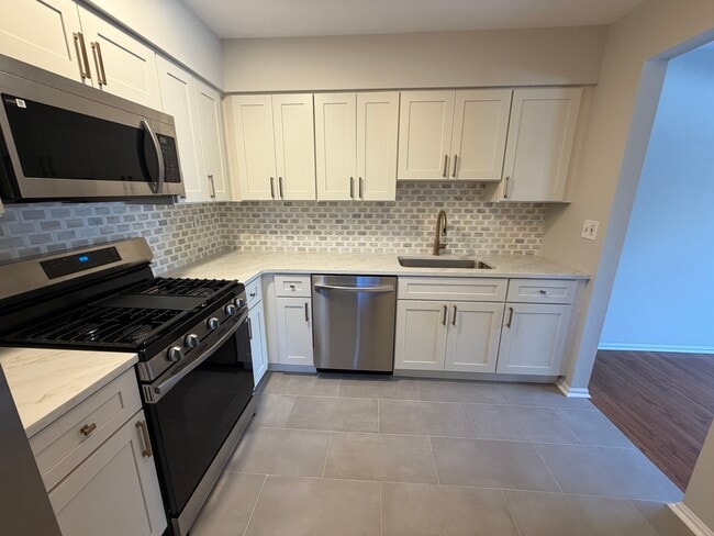 Building Photo - 660 Bayberry Ln