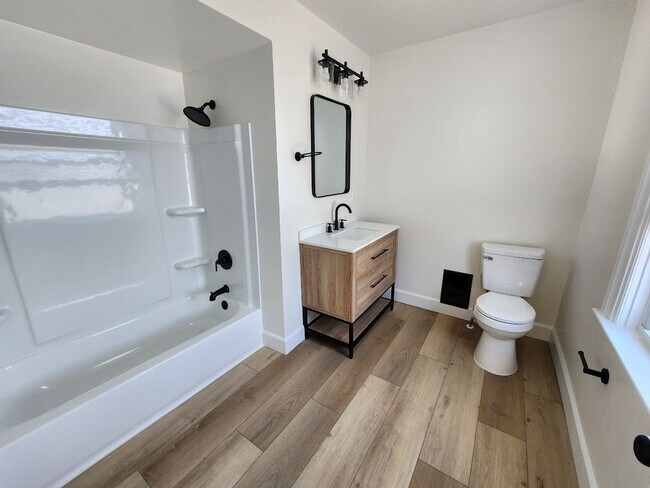 Building Photo - Spacious 4-bedroom house in Hamilton available mid-May