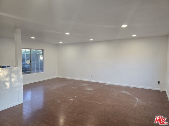 Building Photo - 10123 Hanna Ave