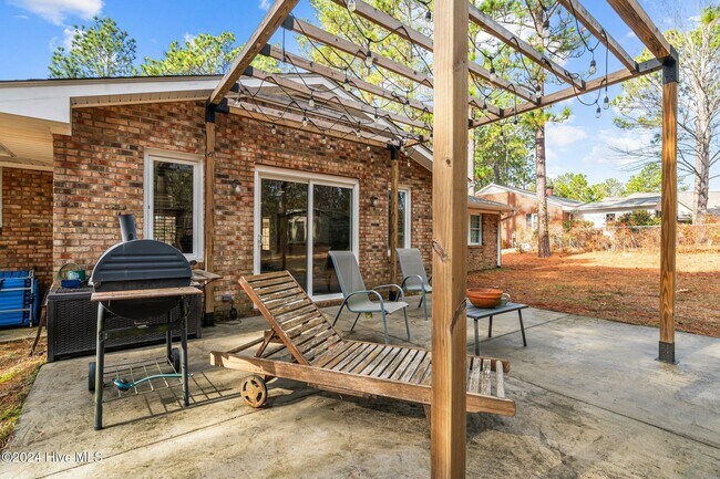 Building Photo - 85 Pine Lake Dr