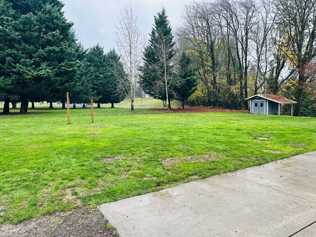 Building Photo - Charming Vintage Farm House