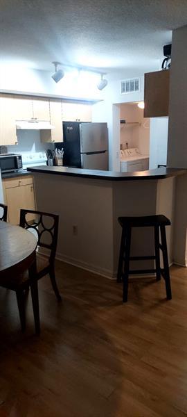 Building Photo - 903 Villa Cir