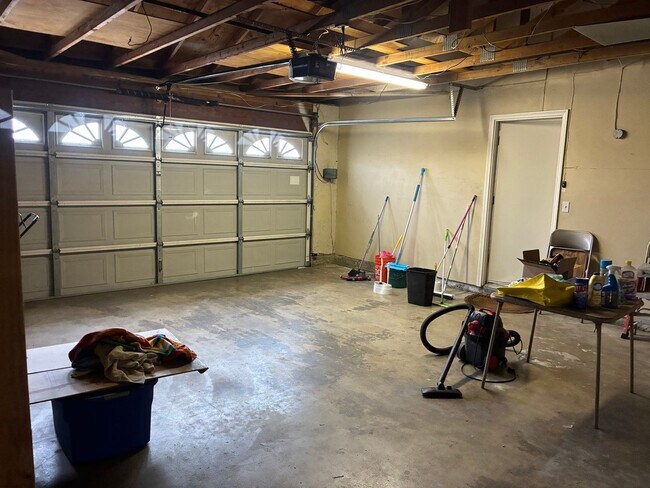 Building Photo - 3 Bedrooms with big backyard