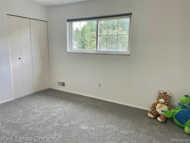 Building Photo - 688 E Fox Hills Dr