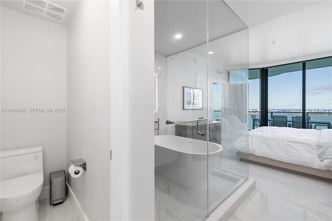 Building Photo - 700 NE 24th St