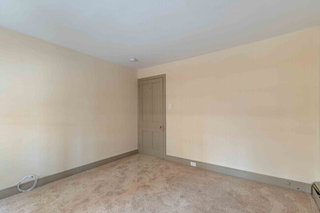 Building Photo - 2 bed/1 bath Townhome in WC Boro w/Off Street Parking