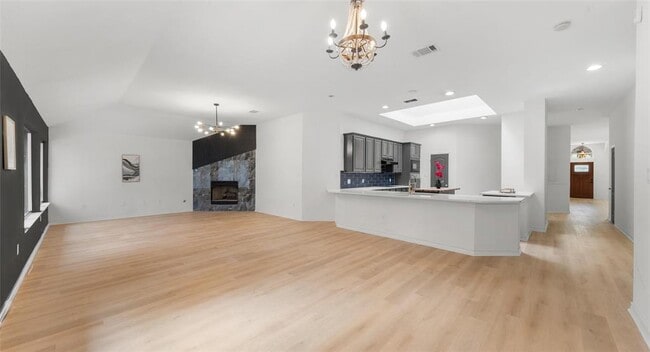 Building Photo - 2527 Crenshaw Dr