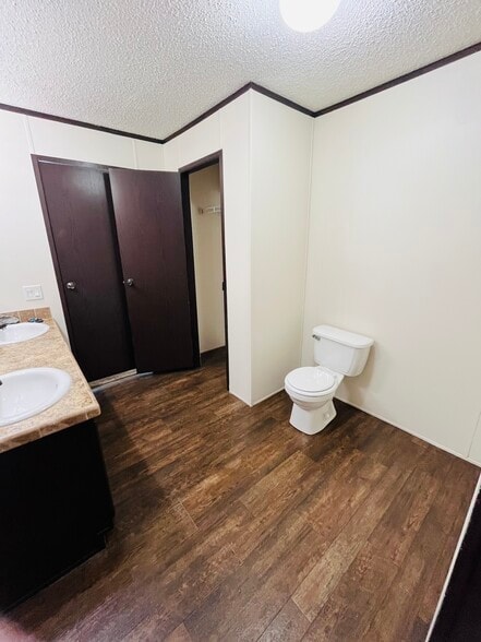 Building Photo - 15621 Pine Ridge Dr