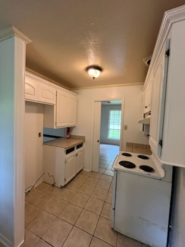 Building Photo - 3219 Lakewood Dr